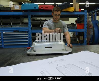 Un travailleur de Samsonite crée l'outil de moulage en aluminium pour la fabrication de valises sur le site de production de Samsonite à Oudenaarde, Belgique . Banque D'Images