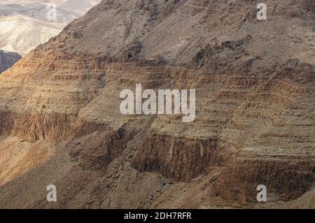 Des couches géologiques sont visibles sur la falaise de montagne érodée. Photographié à Nahal Tzeelim [Tze'eelim Stream], désert de Negev, Israël en décembre Banque D'Images