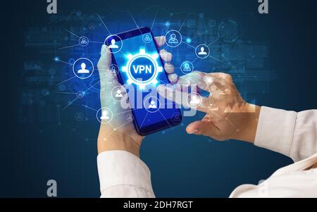 Femme hand holding smartphone avec abréviation VPN, la technologie moderne concept Banque D'Images