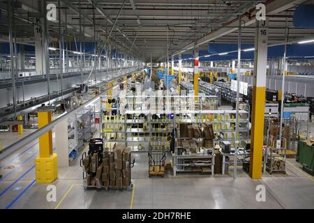 À l'intérieur du site Amazon EMA2 à Sutton-in-Ashfield.derrière les coulisses du site Amazon EMA2 à Sutton-in-Ashfield, dans le Nottinghamshire. Les achats en ligne ont connu une croissance rapide pendant la pandémie du coronavirus 2020, avec des magasins fermés, des lockdowns et des personnes prenant livraison d'articles au lieu de sortir. Photo prise le 25 novembre 2020 Banque D'Images