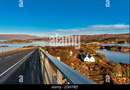 PONT DE SKYE ROSS-SHIRE ÉCOSSE VUE DU PONT ROUTIER À APPLECROSS COLLINES ET MAISON BLANCHE DU MUSÉE MAXWELL CI-DESSOUS Banque D'Images