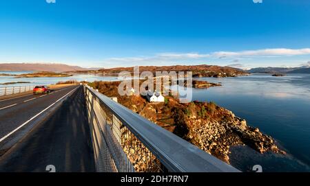 PONT SKYE ROSS-SHIRE ÉCOSSE VUE DU PONT ROUTIER À KYLE DE LOCHALSH ET MAISONS BLANCHES DU MUSÉE MAXWELL CI-DESSOUS Banque D'Images