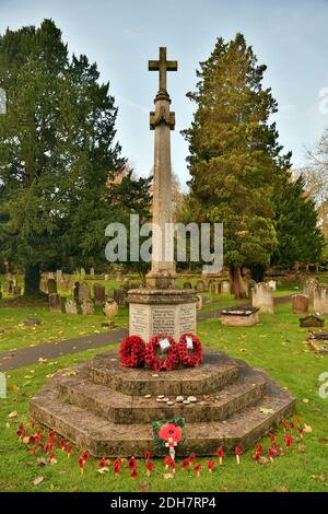GV of St. Michael's Church, Church Street, Betchworth, présenté dans four Weddings and a Funeral, jeudi 12 novembre 2020.