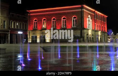 Les monuments de l'autre côté de Teesside sont devenus rouges pour marquer le jour du souvenir.ville de Stockton Hall