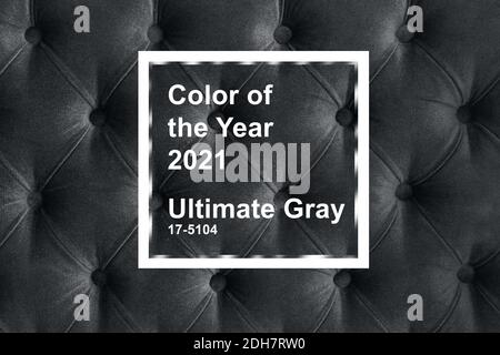 Tissu ouatiné en velours, tons de boutons, couleur grise ultime, motif mural. Élégante sellerie de luxe vintage en acier noir foncé de couleur métal Banque D'Images