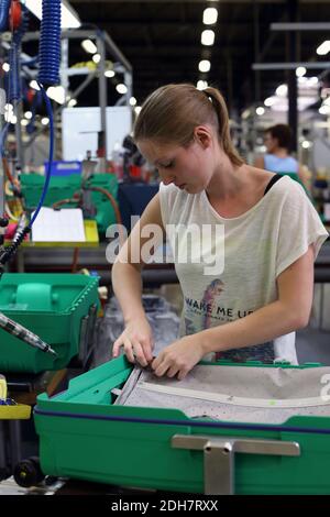 Les travailleuses de l'usine de montage de Samsonite à Oudenaarde, Belgique. Banque D'Images
