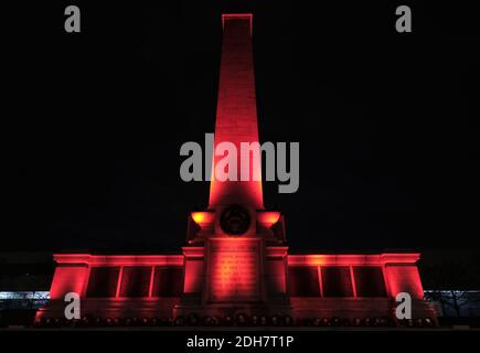 Les monuments de l'autre côté de Teesside sont devenus rouges pour marquer le jour du souvenir.Hartlepool Cenotaph