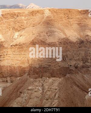 Des couches géologiques sont visibles sur la falaise de montagne érodée. Photographié à Nahal Tzeelim [Tze'eelim Stream], désert de Negev, Israël en décembre Banque D'Images