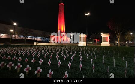 Les monuments de l'autre côté de Teesside sont devenus rouges pour marquer le jour du souvenir.Hartlepool Cenotaph