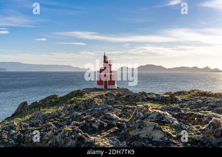 Vue sur le phare rouge lumineux de Punta Robaleira en Galice Banque D'Images