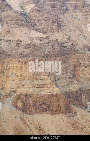 Des couches géologiques sont visibles sur la falaise de montagne érodée. Photographié à Nahal Tzeelim [Tze'eelim Stream], désert de Negev, Israël en décembre Banque D'Images