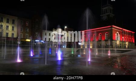 Les monuments de l'autre côté de Teesside sont devenus rouges pour marquer le jour du souvenir.ville de Stockton Hall