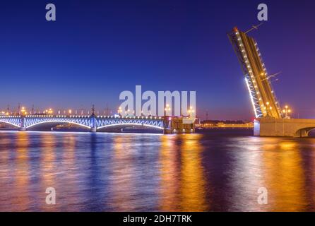 Rivière Neva et pont Troitsky ouvert - Saint-Pétersbourg Russie Banque D'Images