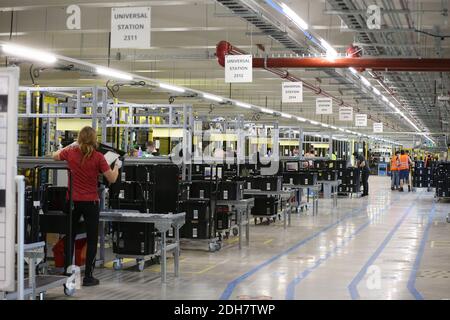 À l'intérieur du site Amazon EMA2 à Sutton-in-Ashfield.derrière les coulisses du site Amazon EMA2 à Sutton-in-Ashfield, dans le Nottinghamshire. Les achats en ligne ont connu une croissance rapide pendant la pandémie du coronavirus 2020, avec des magasins fermés, des lockdowns et des personnes prenant livraison d'articles au lieu de sortir. Photo prise le 25 novembre 2020 Banque D'Images