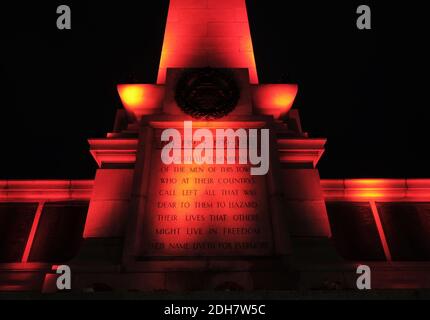 Les monuments de l'autre côté de Teesside sont devenus rouges pour marquer le jour du souvenir.Hartlepool Cenotaph