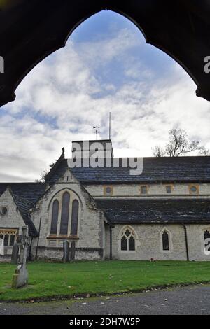 GV of St. Michael's Church, Church Street, Betchworth, présenté dans four Weddings and a Funeral, jeudi 12 novembre 2020.