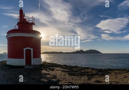 Vue sur le phare rouge lumineux de Punta Robaleira en Galice Banque D'Images