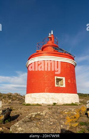 Vue sur le phare rouge lumineux de Punta Robaleira en Galice Banque D'Images