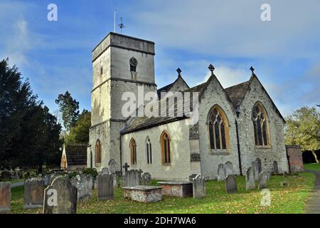 GV of St. Michael's Church, Church Street, Betchworth, présenté dans four Weddings and a Funeral, jeudi 12 novembre 2020.