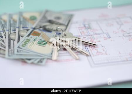 Billets en dollars et clés sur le plan de fermeture d'appartement Banque D'Images