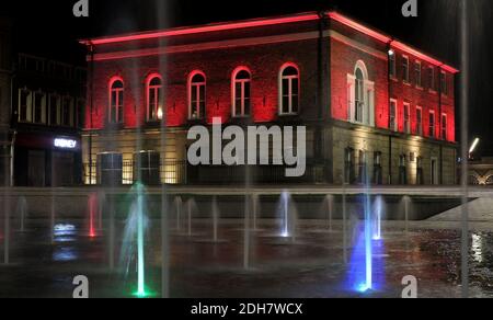 Les monuments de l'autre côté de Teesside sont devenus rouges pour marquer le jour du souvenir.ville de Stockton Hall