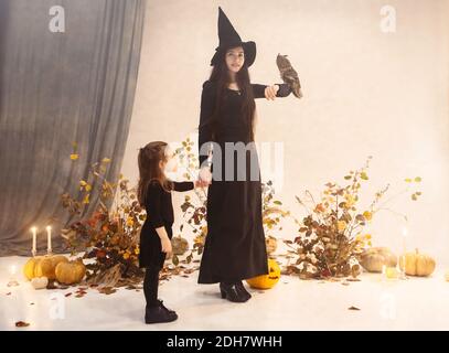 Charmante femme et fille en costumes d'Halloween Banque D'Images