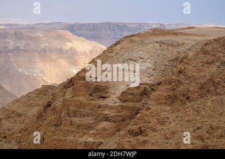 Des couches géologiques sont visibles sur la falaise de montagne érodée. Photographié à Nahal Tzeelim [Tze'eelim Stream], désert de Negev, Israël en décembre Banque D'Images