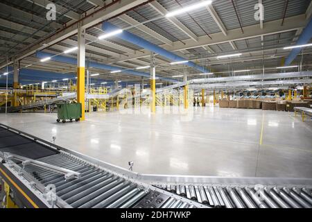 À l'intérieur du site Amazon EMA2 à Sutton-in-Ashfield.derrière les coulisses du site Amazon EMA2 à Sutton-in-Ashfield, dans le Nottinghamshire. Les achats en ligne ont connu une croissance rapide pendant la pandémie du coronavirus 2020, avec des magasins fermés, des lockdowns et des personnes prenant livraison d'articles au lieu de sortir. Photo prise le 25 novembre 2020 Banque D'Images