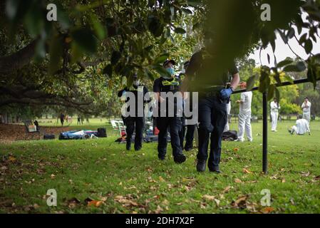 Melbourne, Victoria. 5 décembre 2020. Melbourne Freedom Rally. La police fait le tour de la manifestation pour se rendre au front. Credit: Jay Kogler/Alay Live News Banque D'Images