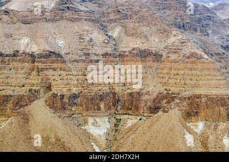 Des couches géologiques sont visibles sur la falaise de montagne érodée. Photographié à Nahal Tzeelim [Tze'eelim Stream], désert de Negev, Israël en décembre Banque D'Images