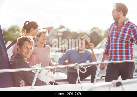 Heureux amis appréciant sur le yacht Banque D'Images