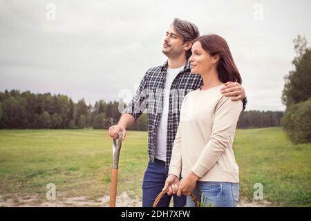 Un couple d'adultes de taille moyenne se tenant debout à la ferme biologique Banque D'Images