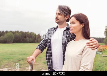 Un couple d'adultes de taille moyenne se tenant debout à la ferme biologique Banque D'Images