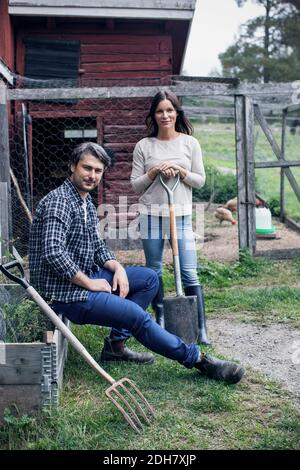 Portrait de couple à la ferme avicole Banque D'Images