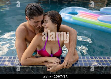 Un jeune couple heureux se relaxant dans la piscine Banque D'Images