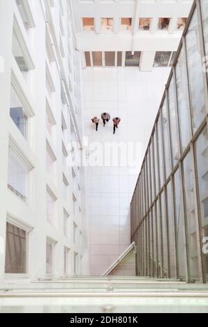 Image lointaine des hommes d'affaires qui marchent dans un bureau moderne Banque D'Images