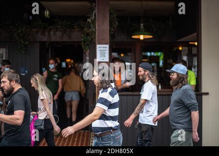 Melbourne, Victoria. 5 décembre 2020. Melbourne Freedom Rally. Les manifestants divertissent les habitants de la région dans un pub. Credit: Jay Kogler/Alay Live News Banque D'Images