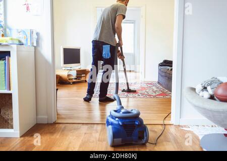 Vue arrière de la moquette de l'aspirateur d'homme Banque D'Images