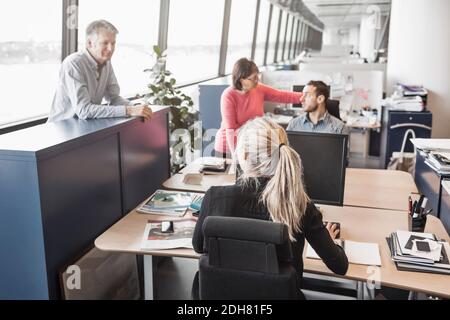 Les gens d'affaires de discuter in office Banque D'Images