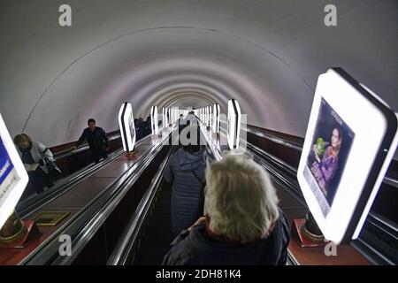 Un ancien escalier mécanique dans le métro de Kiev de l'heure de l'URSS, Kiev photo Bo Arrhed Banque D'Images