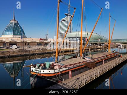 Vieux port avec Mediterraneo, Atlantic Hotel Sail City et Climate House, Havenwelten, Allemagne, Brême, Bremerhaven Banque D'Images