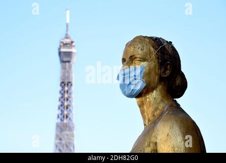 Paris (France) le 17 mai 2020 : statue sur la place du Trocadéro avec un masque de protection contre le coronavirus, Covid19, et la Tour Eiffel dans le Banque D'Images