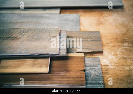 Gros plan de planches en bois à l'atelier Banque D'Images