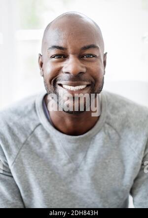 Portrait of happy man sitting at home Banque D'Images