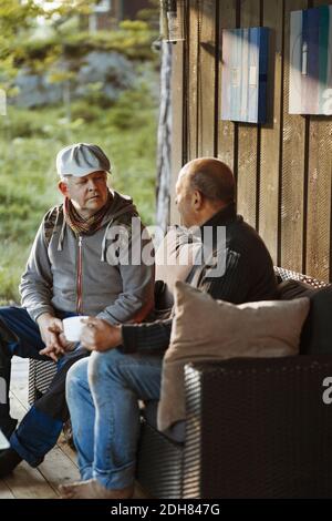 Couple gay prenant une pause-café tout en jardinant sur le terrain Banque D'Images