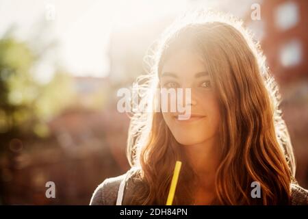 Portrait of smiling teenage girl outdoors Banque D'Images