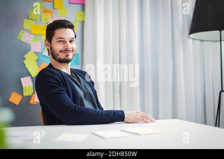 Portrait d'un homme d'affaires adulte de taille moyenne confiant assis au bureau bureau Banque D'Images