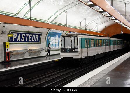 Paris (France) : station de métro Pasteur dans le 15ème arrondissement (quartier). Éclosion de coronavirus, Covid-19, levée de la restriction de verrouillage Banque D'Images