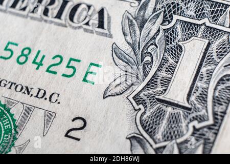 Photo de gros plan de la facture en dollars. Détail d'un billet d'un dollar US avec. Gros plan sur une facture d'un dollar. Vue de dessus de la note de devise des États-Unis avec inscriptions Banque D'Images