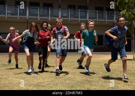 Groupe d'écoliers qui jouent à l'école primaire Banque D'Images